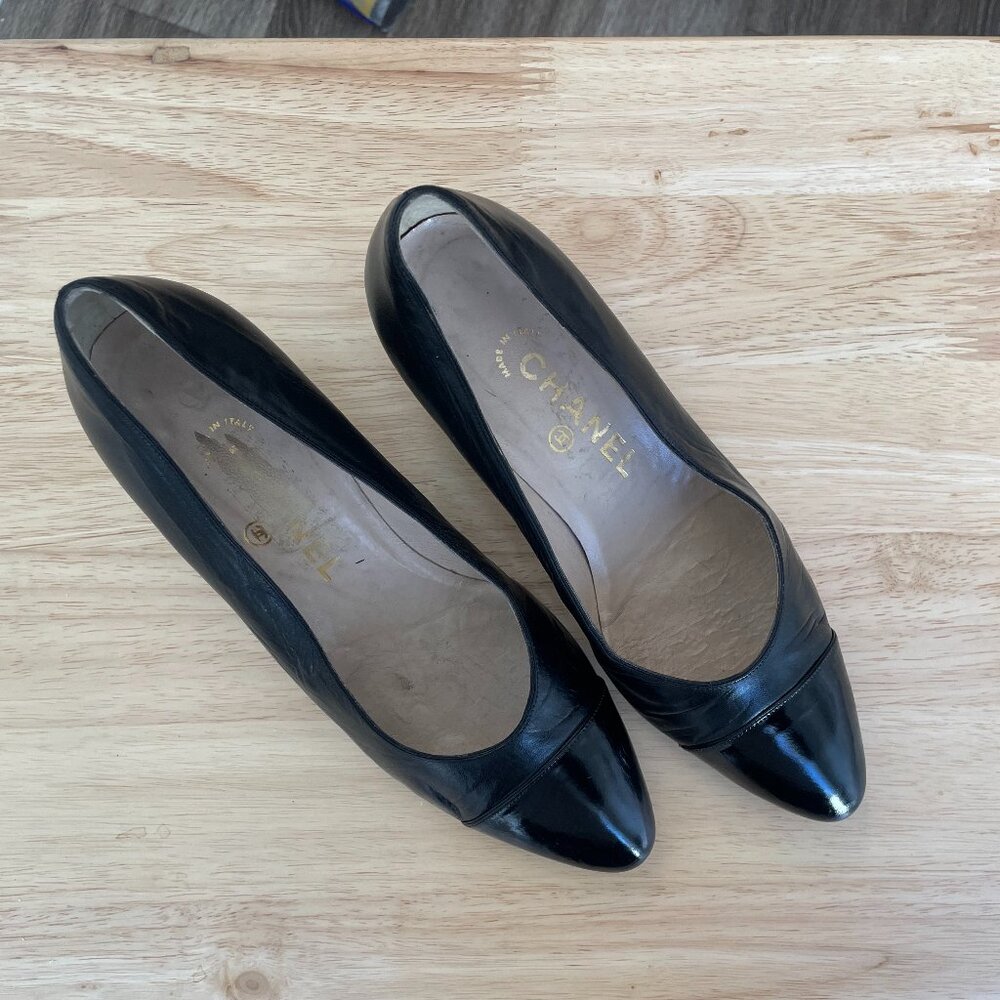 Vintage Chanel Black Leather Cap Toe Pumps - Size 38 - Picture 3 of 9